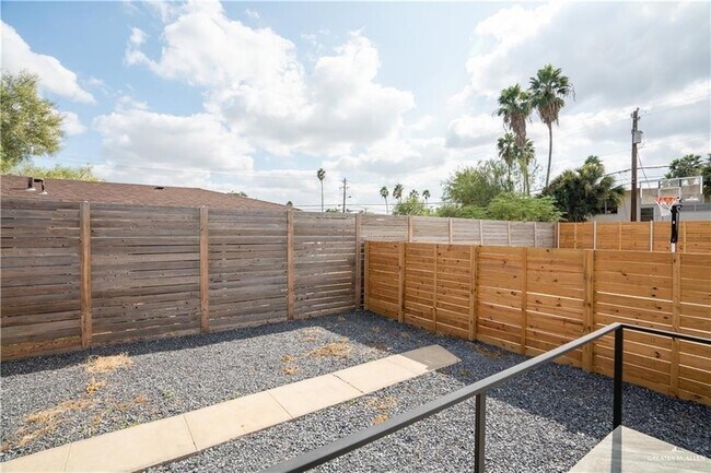 Building Photo - 802 Redwood Ave