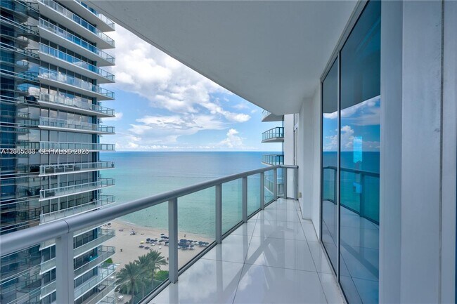Building Photo - 17001 Collins Ave
