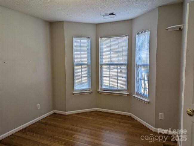 Building Photo - 152 Everett Park Dr