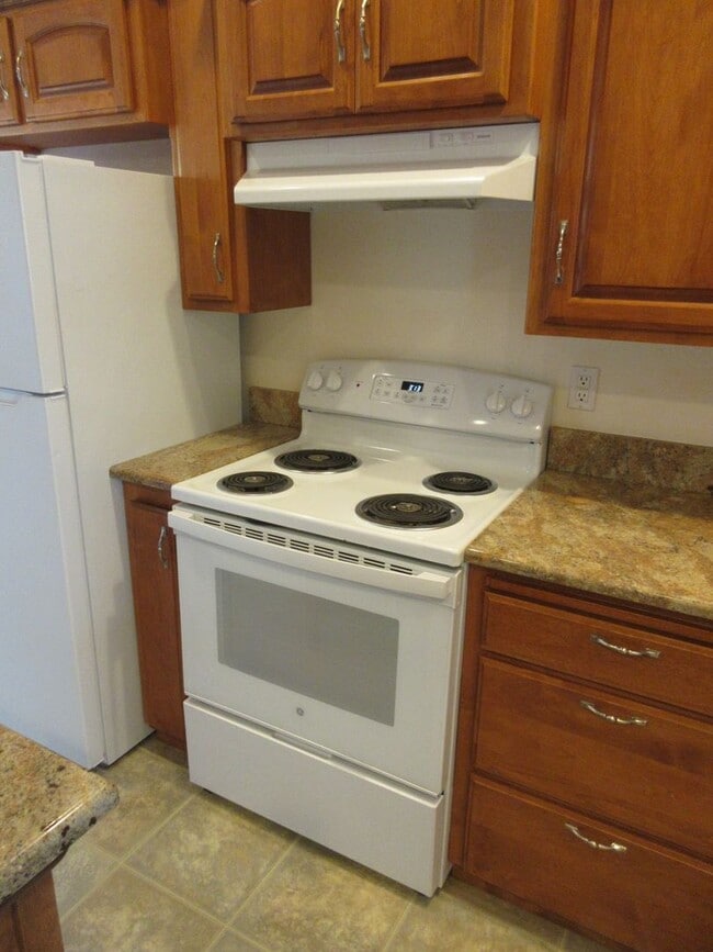 Building Photo - Large 4 Bedroom Home in West Salem