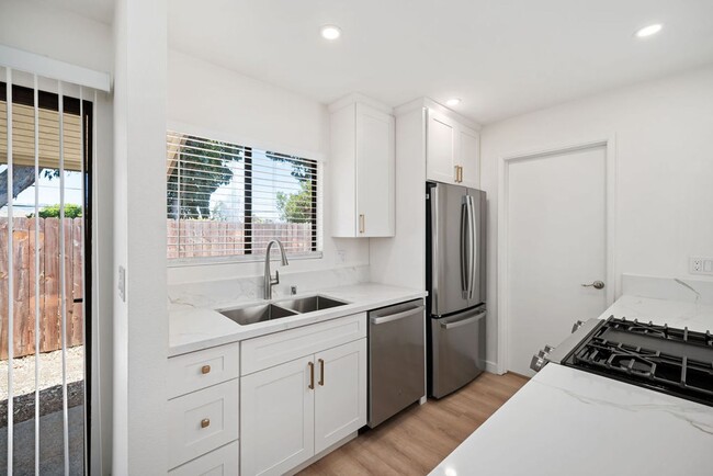 Building Photo - Fully remodeled luxury 3 bedroom 2 bathroo...