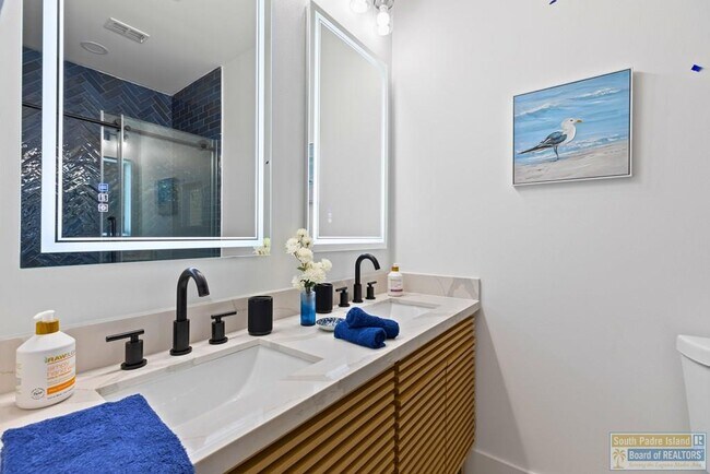 Building Photo - 111 W Sunny Isle Dr