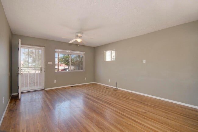 Building Photo - 306 Stanford Dr SE