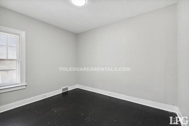 Building Photo - 4138 N Lockwood Ave