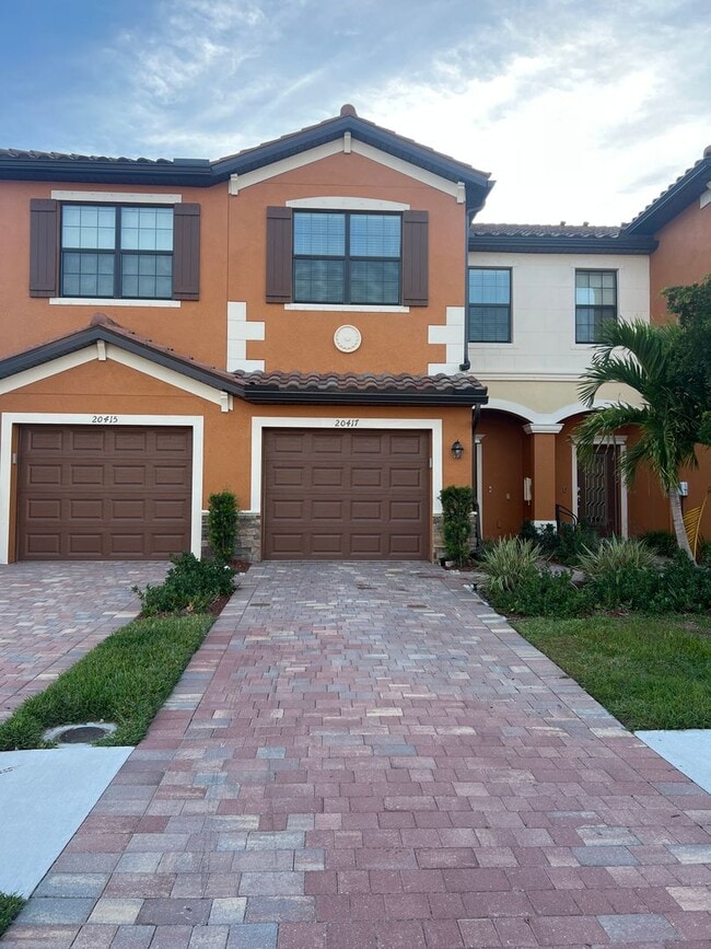 Building Photo - 3BR/2.5BA/1CG Townhome in Gran Paradiso