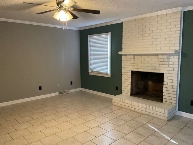 Building Photo - The Perfect 4 Bedroom!!!!