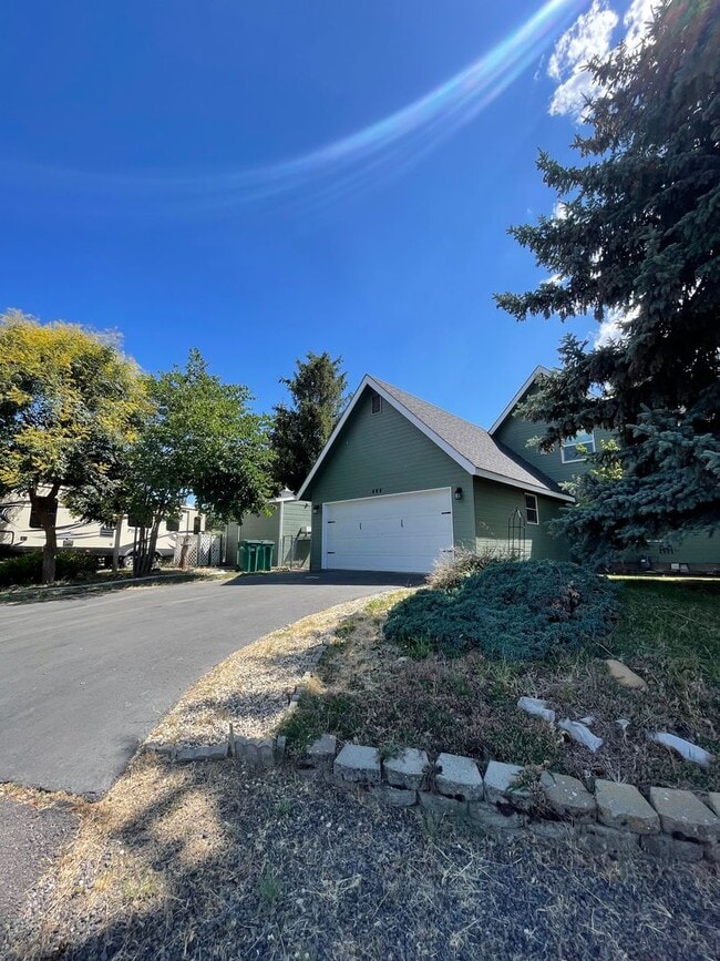 Building Photo - Beautiful 3 bed 2 bath - pets allowed! ***...