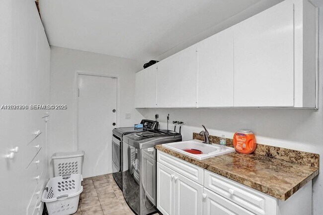 Building Photo - Northeast 214th Street, North Miami Beach, FL 33179 - 5 BR 4 BA single-family home