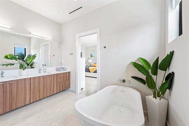 Building Photo - 850 Washington St