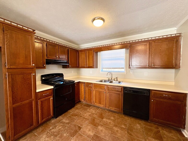 Building Photo - 84 Hickory Hills Dr