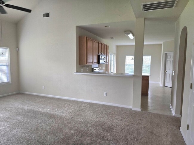 Building Photo - 4Br 2.5Ba in Grand Oaks with Pool Access!