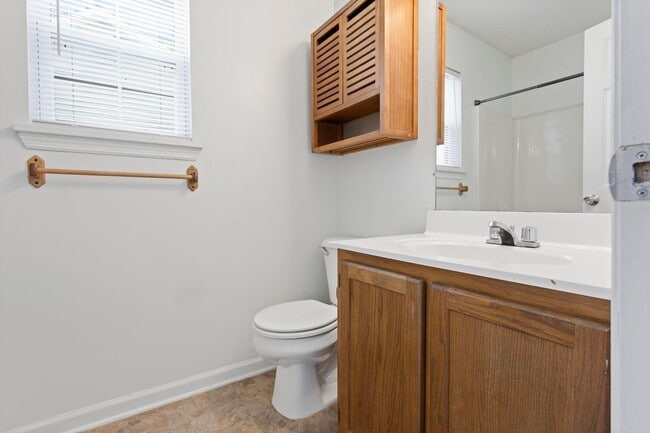 Building Photo - 3 bedroom with garage *** Available to move-in by May 20th ***