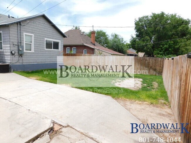 Building Photo - 657 Warnock Ave