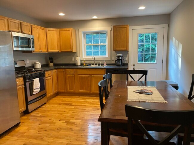 Building Photo - 562 New Hampshire Rte 103