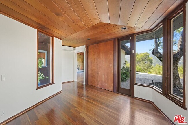 Building Photo - 21277 Entrada Rd