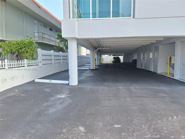 Building Photo - 2011 Bay Dr
