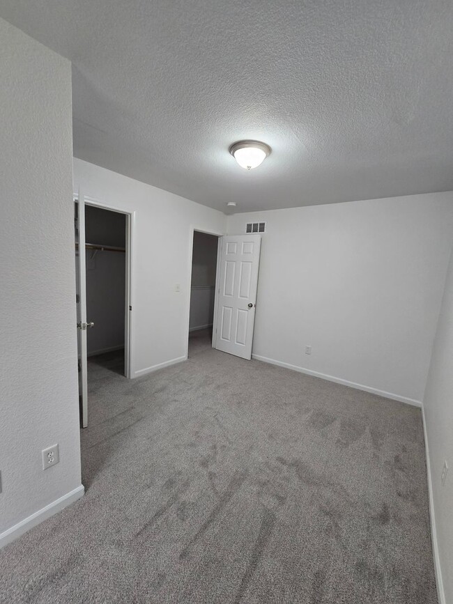 Building Photo - 3 bedroom duplex