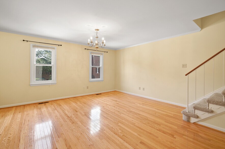 Living rm/dining combo with windows overlooking Taylor Street - 1140 N Taylor St