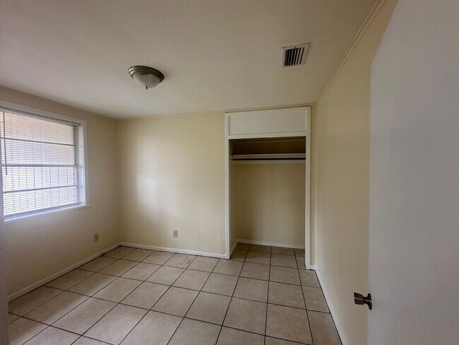 Building Photo - 3 Bedroom Home close to VSU!