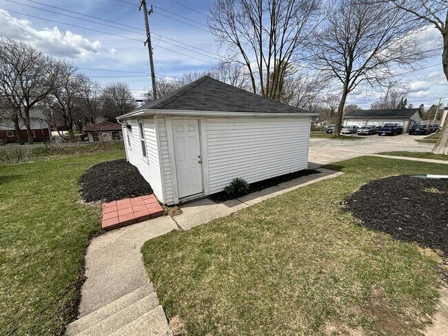 Building Photo - W63N399 Hillcrest Ave
