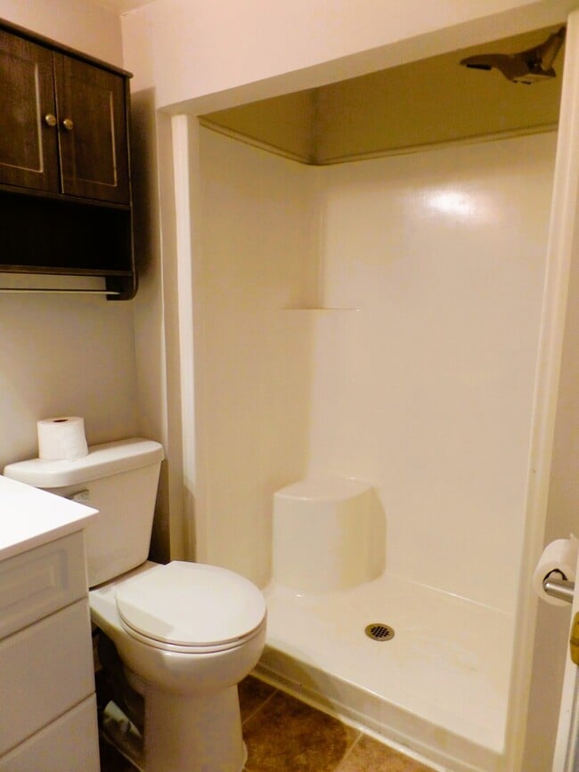 Building Photo - 5910 Bradley Ct N