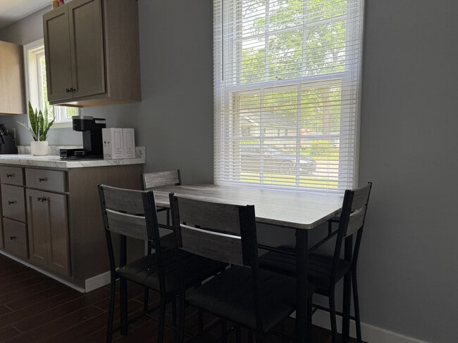 Building Photo - 501 N Dickson St