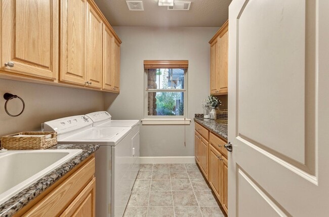 Building Photo - NW Grants Pass, Class, Style and Views!!!