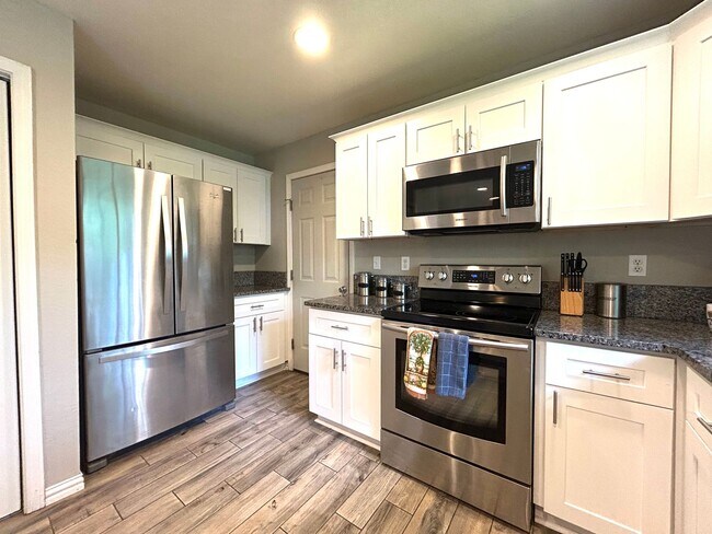 Building Photo - One level 3 bed/2 bath spacious home with ...