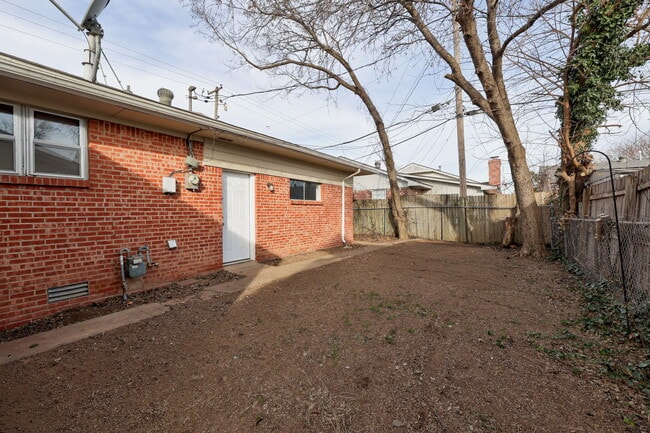 Building Photo - 5000 N Linn Ave