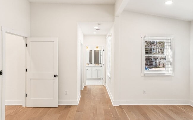 Building Photo - Downtown Beaufort Charmer