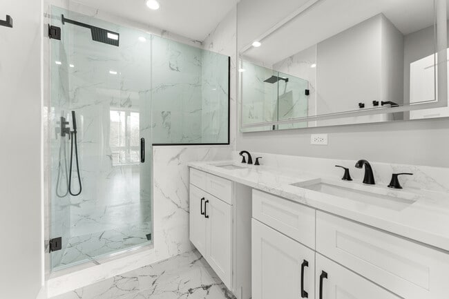 Building Photo - 7428 N Rogers Ave