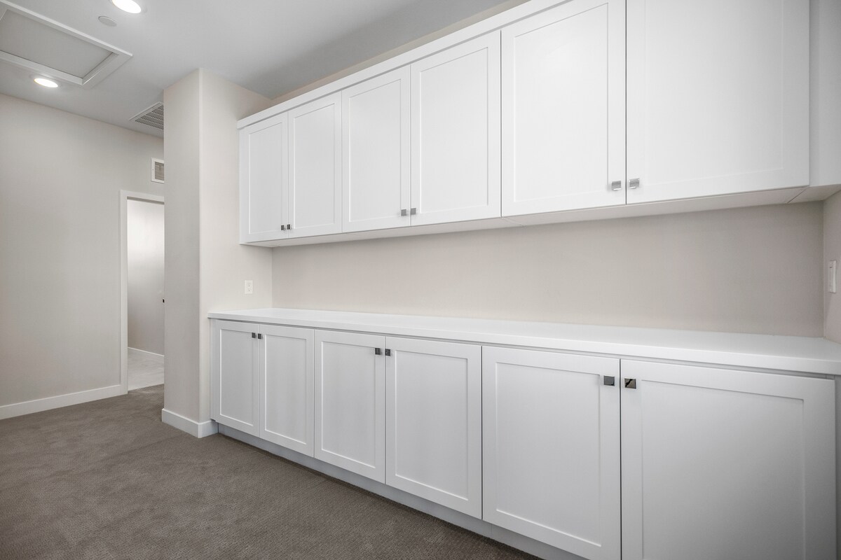 Entrance to 3rd floor with cabinet storage - 590 Catalonia
