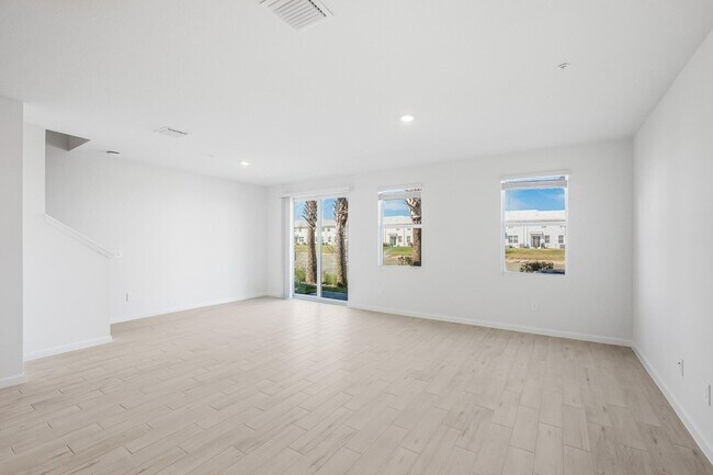Building Photo - 587 Salisbury Cir