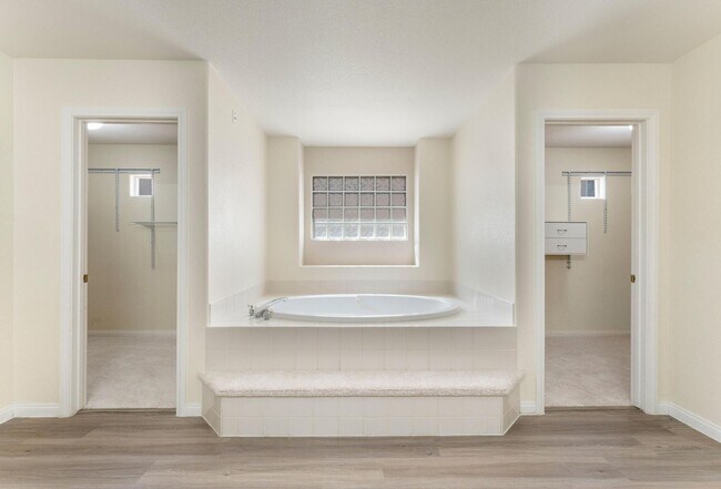 Building Photo - Luxurious Home in Gated Community