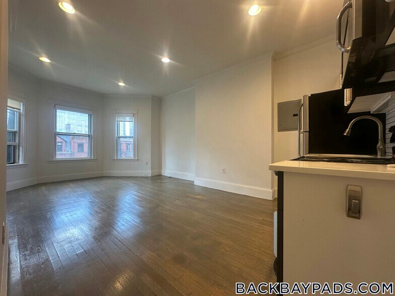 Building Photo - 225 Newbury St