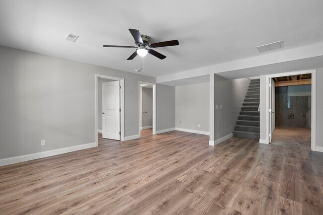Building Photo - 424/426 E. Deerwood Dr