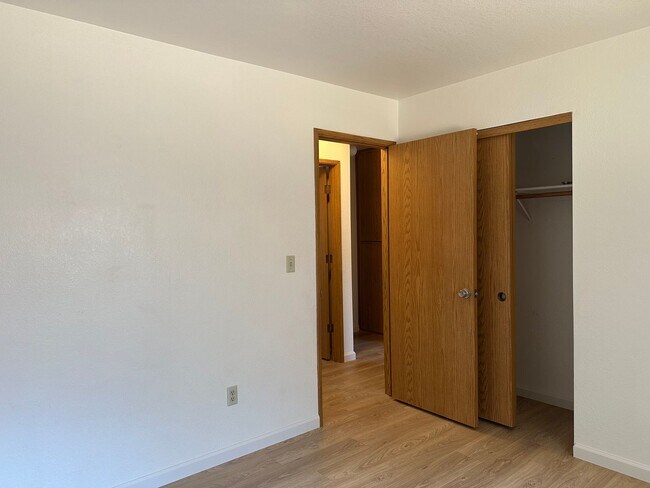 Building Photo - Well maintained home in desirable neighbor...