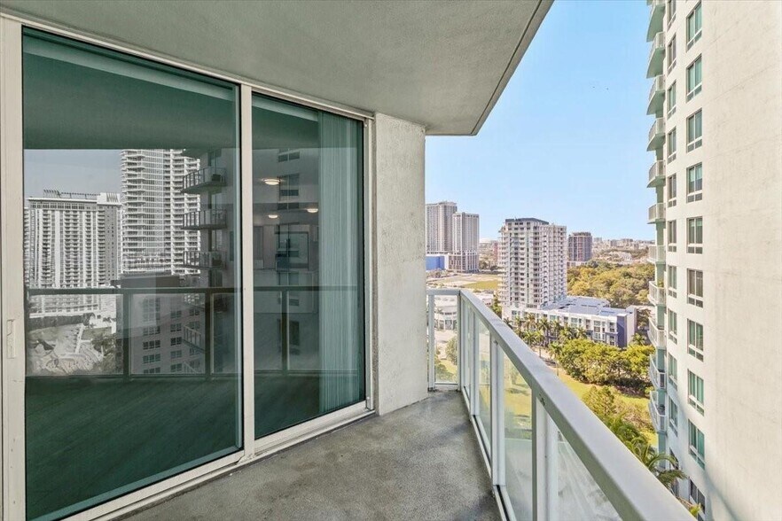 Building Photo - 1900 N Bayshore Dr