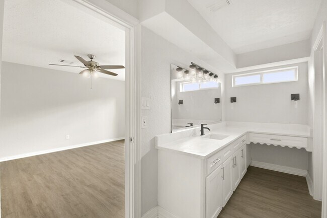 Building Photo - 15710 Creekhaven Dr