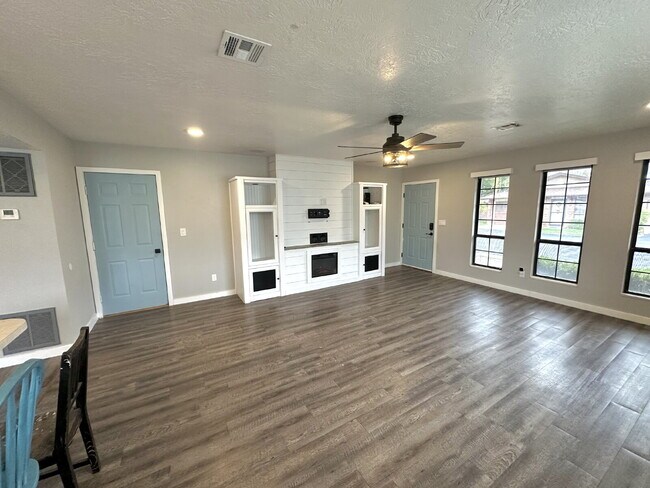 Building Photo - "Charming 2-Bed, 2-Bath Townhouse with Cozy Fireplace in Prime St. George Location!"