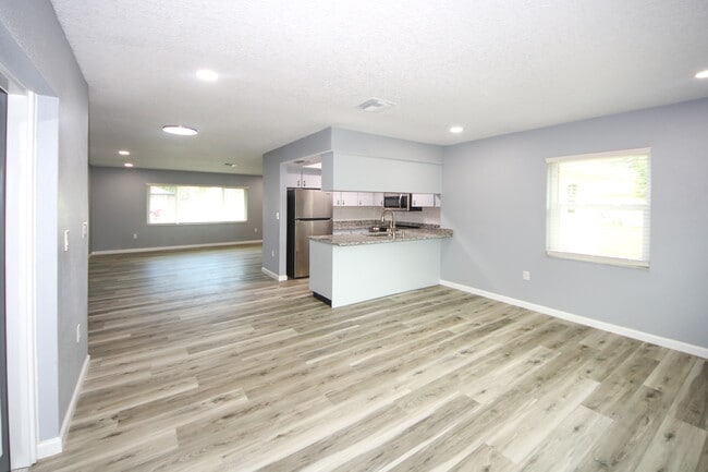 Building Photo - 286 Leafy Way Ave