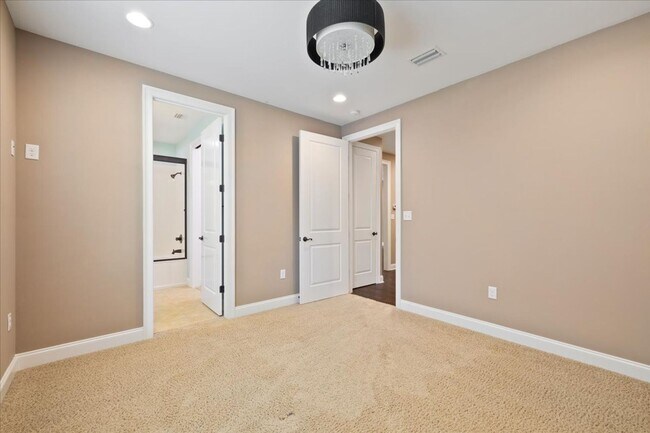 Building Photo - 4 Bedroom in Niceville!