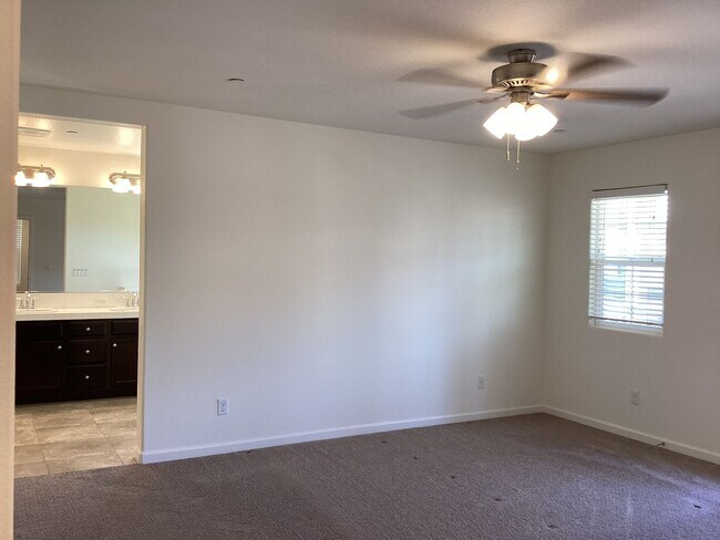 Building Photo - 2573 Daisy Dr