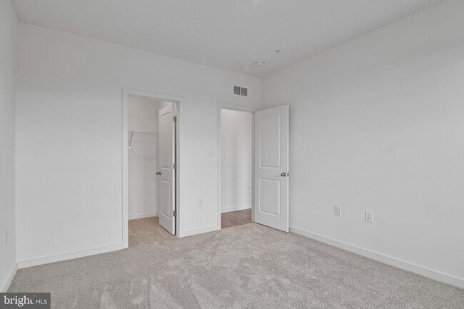 Building Photo - This stunning luxury 2-story condo has 3 beds & 2.5 baths with over 1500 sq ft of living space.