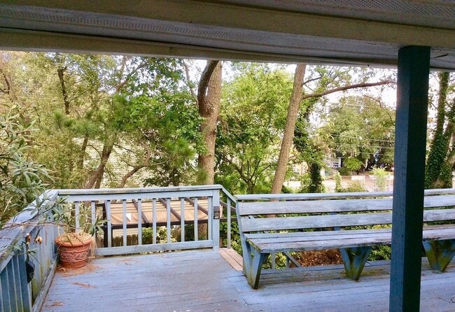 Building Photo - Charming 2-Bedroom 1 Bathroom Home located...