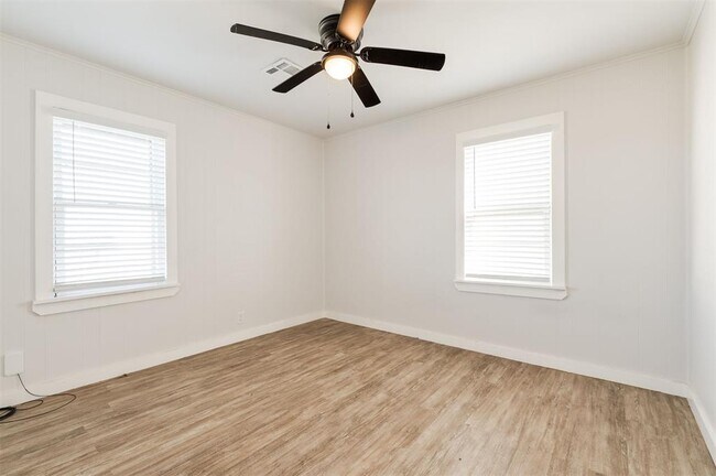 Building Photo - 314 W 36th St