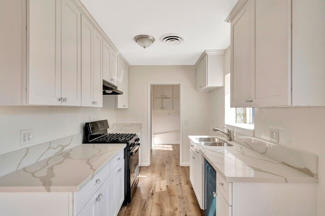 Building Photo - Stylish 4-Bed Mid-Century Home