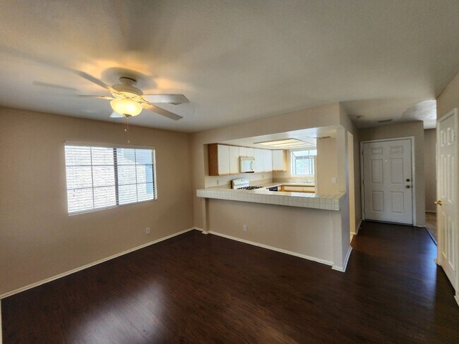 Building Photo - Lovely 2 Bed 2 Bath Downstairs Condo in Gr...