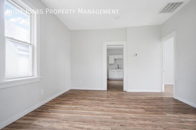 Building Photo - 180 Mackinaw St