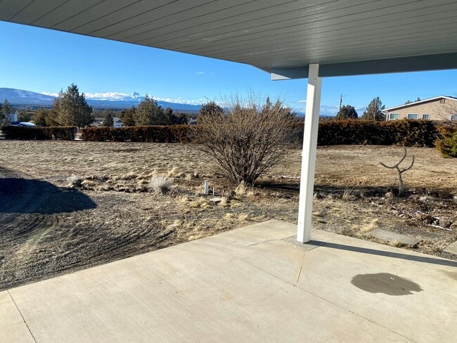 Building Photo - 3 Bedroom 2 Bathroom house in Crooked River Ranch with huge views and a shop!